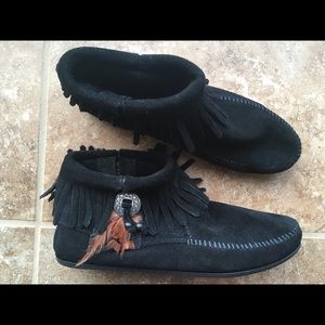 Minnetonka Concho Feather booties